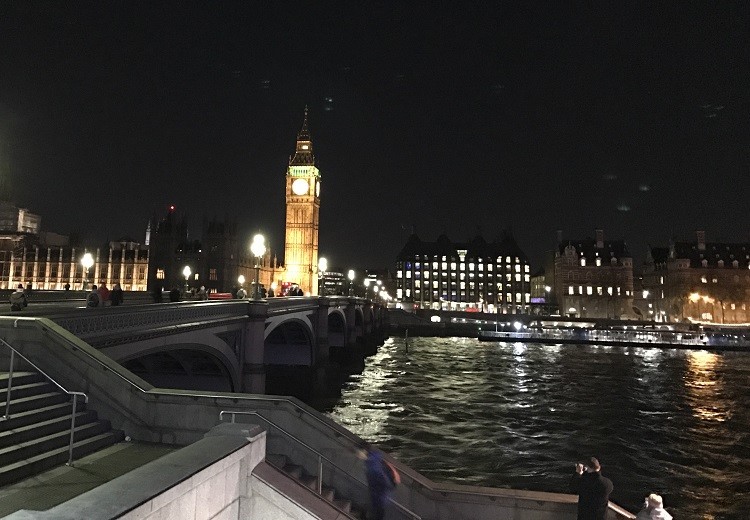 5 Essential Safety Tips for International Travel - Westminster Bridge at night, pre-attack.