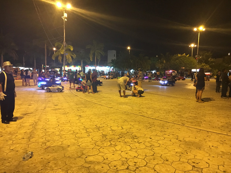Parque de Las Palapas in cancun is a fun place to hang out at night with the kids. 